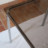 Table vintage en chrome tubulaire avec plateau carré en verre fumé, style années 70.