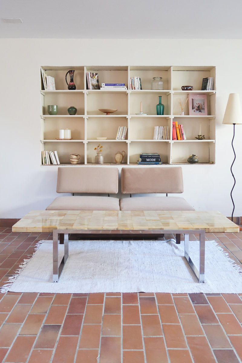 Table basse vintage années 70, plateau en onyx marqueté veiné miel, piétement plat en métal chromé, design italien