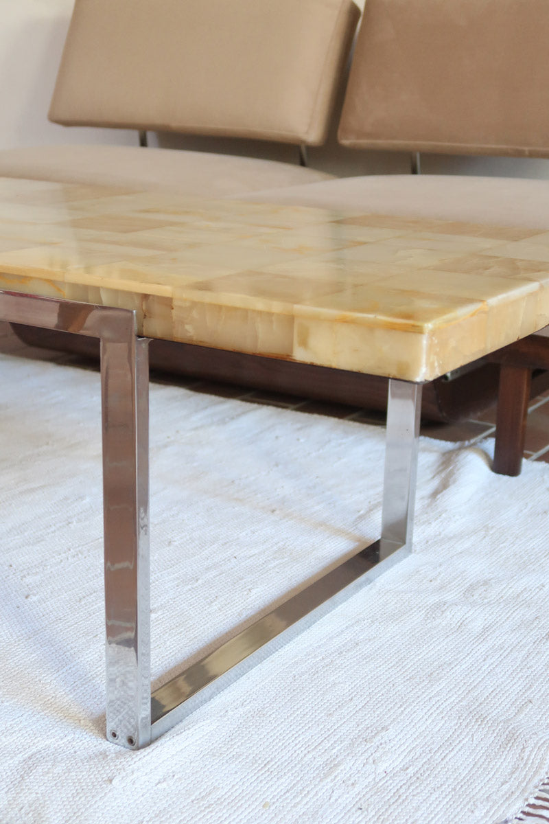 Table basse vintage années 70, plateau en onyx marqueté veiné miel, piétement plat en métal chromé, design italien