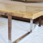 Table basse vintage années 70, plateau en onyx marqueté veiné miel, piétement plat en métal chromé, design italien