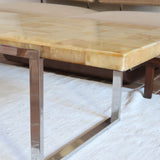 Table basse vintage années 70, plateau en onyx marqueté veiné miel, piétement plat en métal chromé, design italien