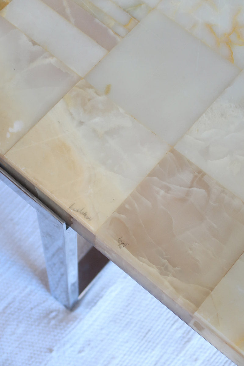 Table basse vintage années 70, plateau en onyx marqueté veiné miel, piétement plat en métal chromé, design italien