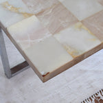 Table basse vintage années 70, plateau en onyx marqueté veiné miel, piétement plat en métal chromé, design italien