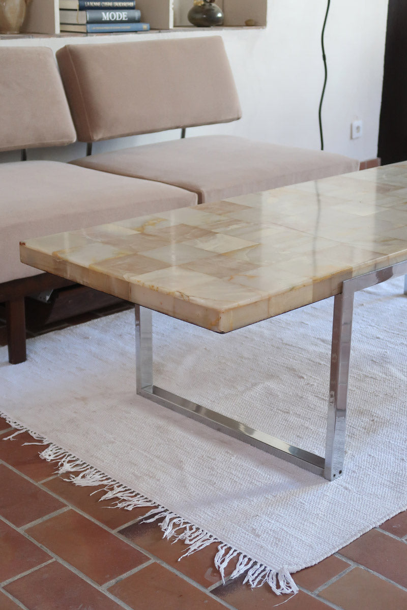 Table basse vintage années 70, plateau en onyx marqueté veiné miel, piétement plat en métal chromé, design italien