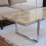 Table basse vintage années 70, plateau en onyx marqueté veiné miel, piétement plat en métal chromé, design italien
