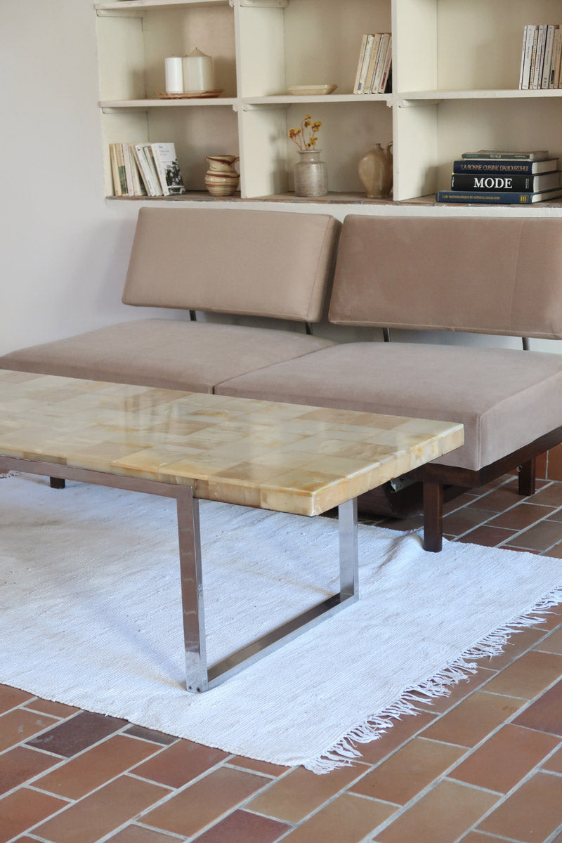 Table basse vintage années 70, plateau en onyx marqueté veiné miel, piétement plat en métal chromé, design italien