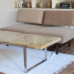 Table basse vintage années 70, plateau en onyx marqueté veiné miel, piétement plat en métal chromé, design italien