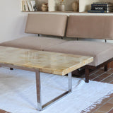 Table basse vintage années 70, plateau en onyx marqueté veiné miel, piétement plat en métal chromé, design italien