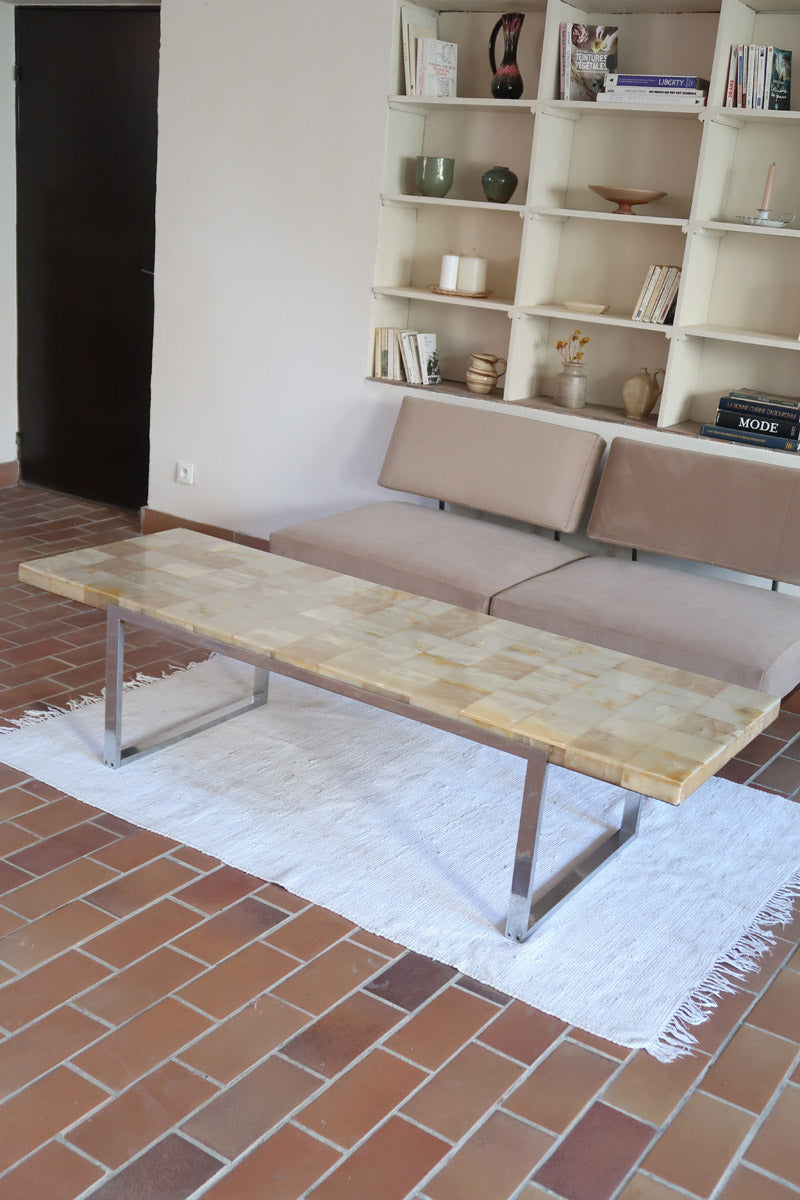 Table basse vintage années 70, plateau en onyx marqueté veiné miel, piétement plat en métal chromé, design italien