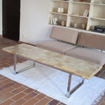 Table basse vintage années 70, plateau en onyx marqueté veiné miel, piétement plat en métal chromé, design italien