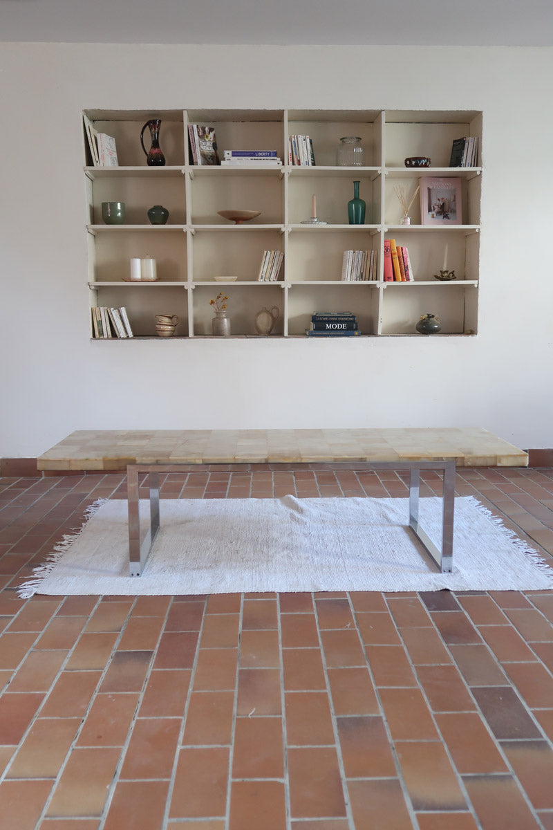 Table basse vintage années 70, plateau en onyx marqueté veiné miel, piétement plat en métal chromé, design italien