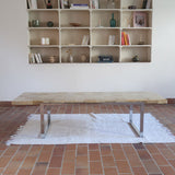 Table basse vintage années 70, plateau en onyx marqueté veiné miel, piétement plat en métal chromé, design italien
