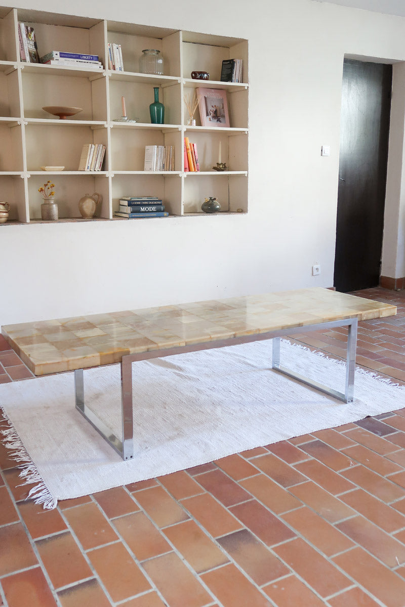 Table basse vintage années 70, plateau en onyx marqueté veiné miel, piétement plat en métal chromé, design italien