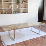 Table basse vintage années 70, plateau en onyx marqueté veiné miel, piétement plat en métal chromé, design italien