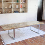 Table basse vintage années 70, plateau en onyx marqueté veiné miel, piétement plat en métal chromé, design italien