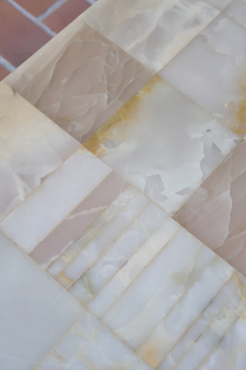 Table basse vintage années 70, plateau en onyx marqueté veiné miel, piétement plat en métal chromé, design italien