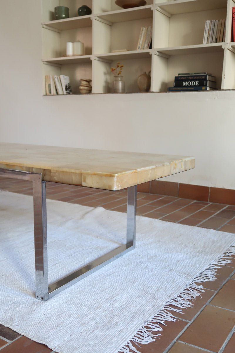 Table basse vintage années 70, plateau en onyx marqueté veiné miel, piétement plat en métal chromé, design italien