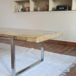 Table basse vintage années 70, plateau en onyx marqueté veiné miel, piétement plat en métal chromé, design italien
