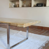 Table basse vintage années 70, plateau en onyx marqueté veiné miel, piétement plat en métal chromé, design italien