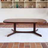 table basse scandinave ovale noyer foncé danemark années 60 design johannes andersen