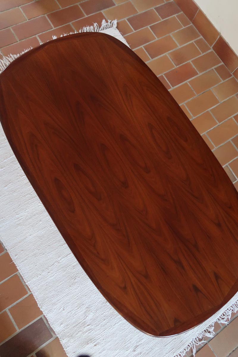 table basse scandinave ovale noyer foncé danemark années 60 design johannes andersen