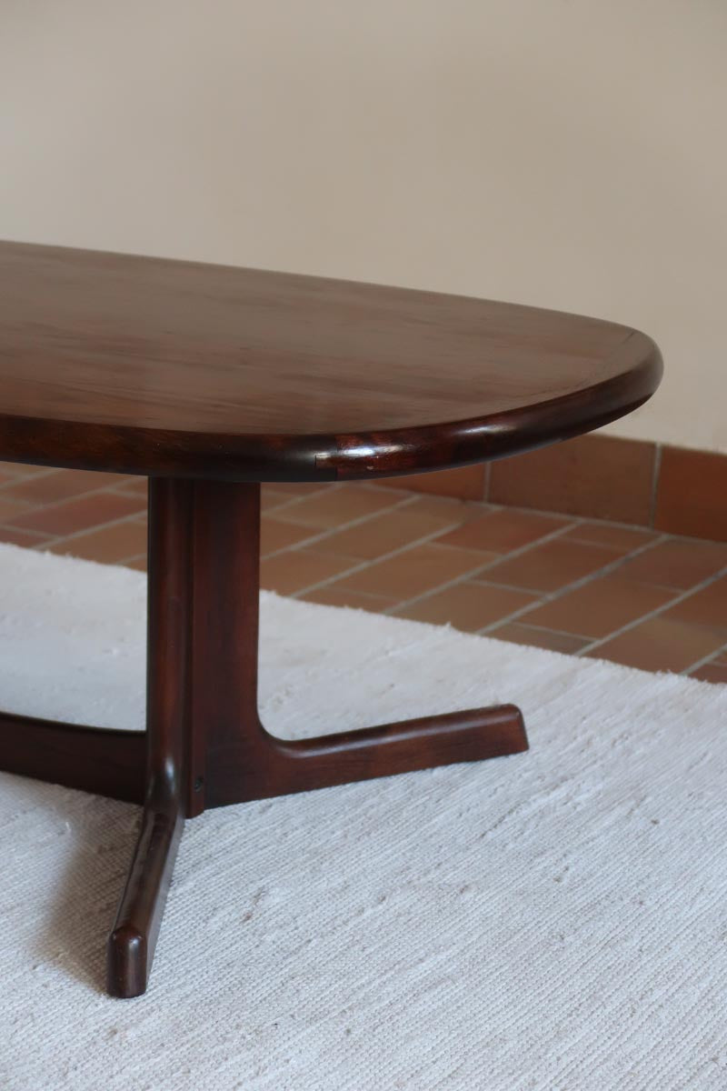 table basse scandinave ovale noyer foncé danemark années 60 design johannes andersen