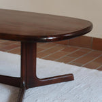 table basse scandinave ovale noyer foncé danemark années 60 design johannes andersen