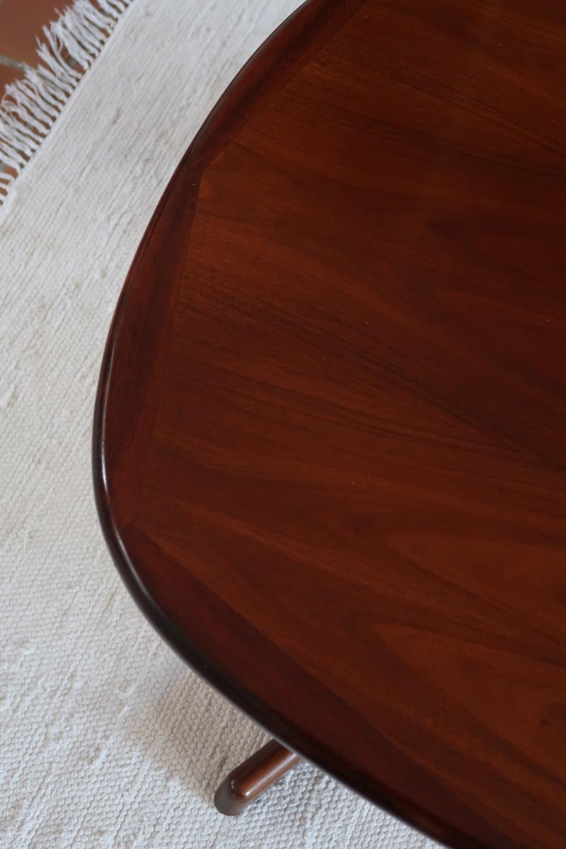 table basse scandinave ovale noyer foncé danemark années 60 design johannes andersen