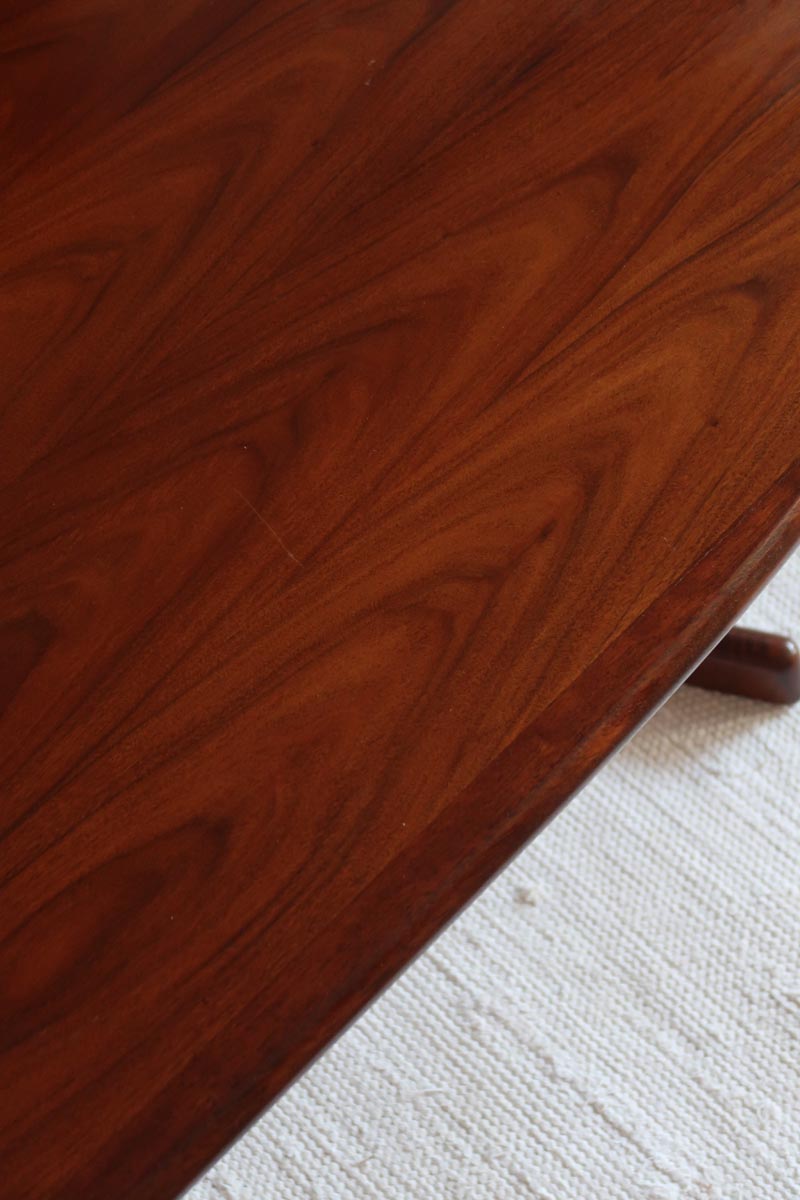 table basse scandinave ovale noyer foncé danemark années 60 design johannes andersen