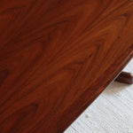 table basse scandinave ovale noyer foncé danemark années 60 design johannes andersen