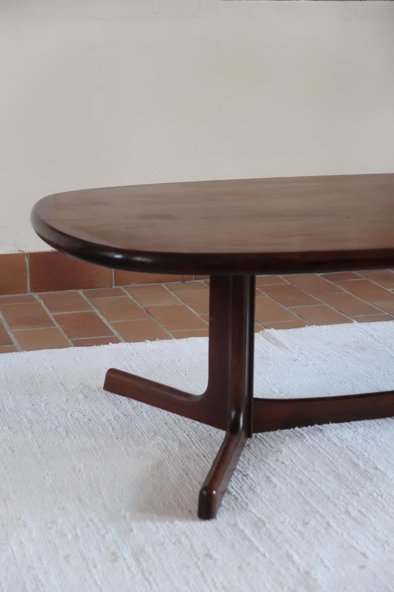 table basse scandinave ovale noyer foncé danemark années 60 design johannes andersen
