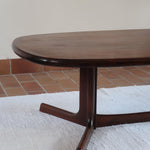 table basse scandinave ovale noyer foncé danemark années 60 design johannes andersen