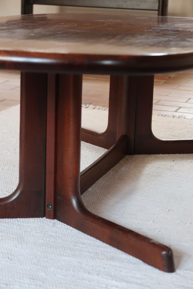 table basse scandinave ovale noyer foncé danemark années 60 design johannes andersen