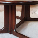 table basse scandinave ovale noyer foncé danemark années 60 design johannes andersen