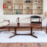 table basse scandinave ovale noyer foncé danemark années 60 design johannes andersen