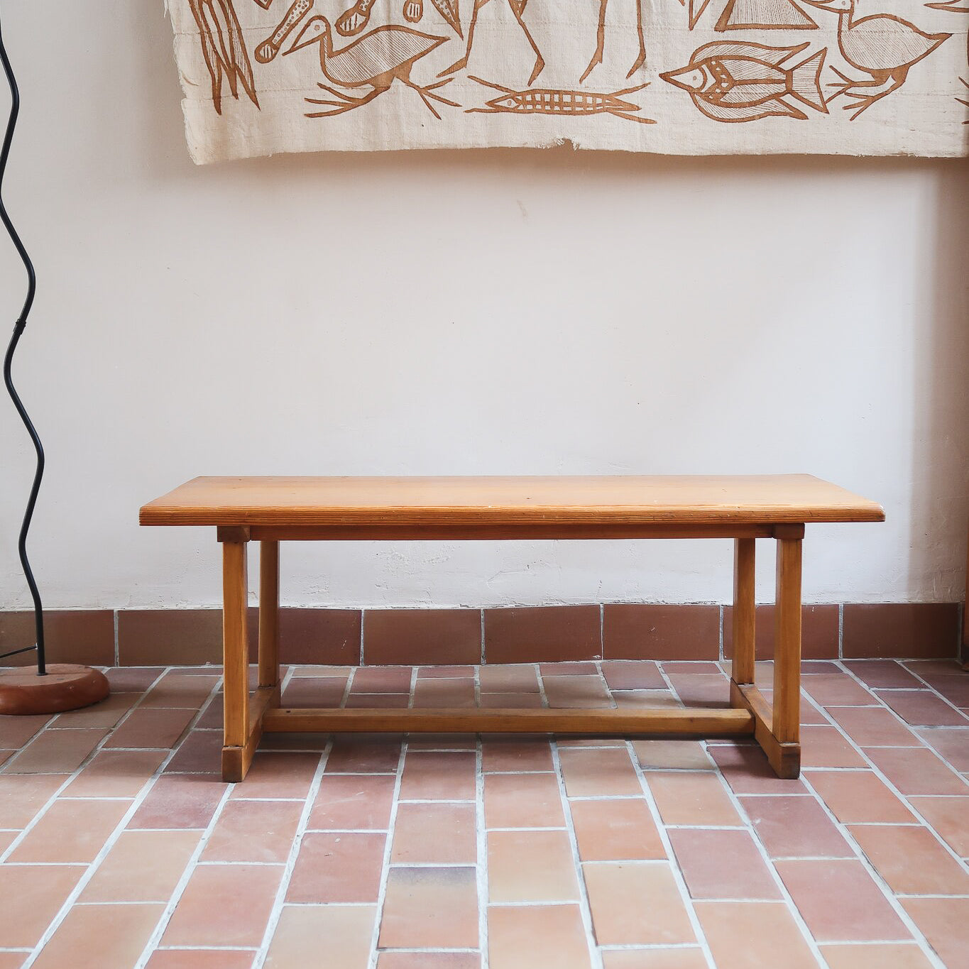 Table basse vintage en pin massif, plateau épais, piétement à traverses chevillées, belle patine d'usage, style rustique montagne esprit Maison Regain