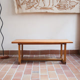 Table basse vintage en pin massif, plateau épais, piétement à traverses chevillées, belle patine d'usage, style rustique montagne esprit Maison Regain