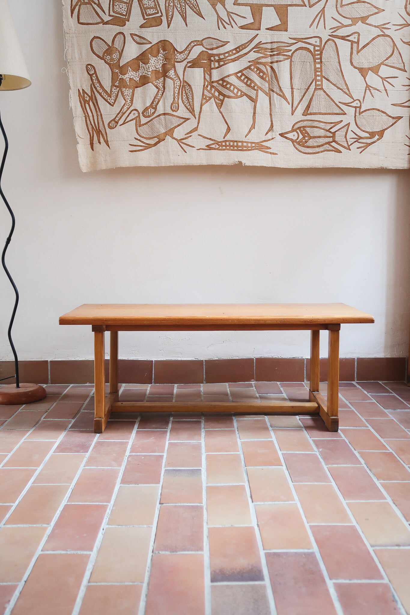 Table basse vintage en pin massif, plateau épais, piétement à traverses chevillées, belle patine d'usage, style rustique montagne esprit Maison Regain