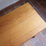 Table basse vintage en pin massif, plateau épais, piétement à traverses chevillées, belle patine d'usage, style rustique montagne esprit Maison Regain