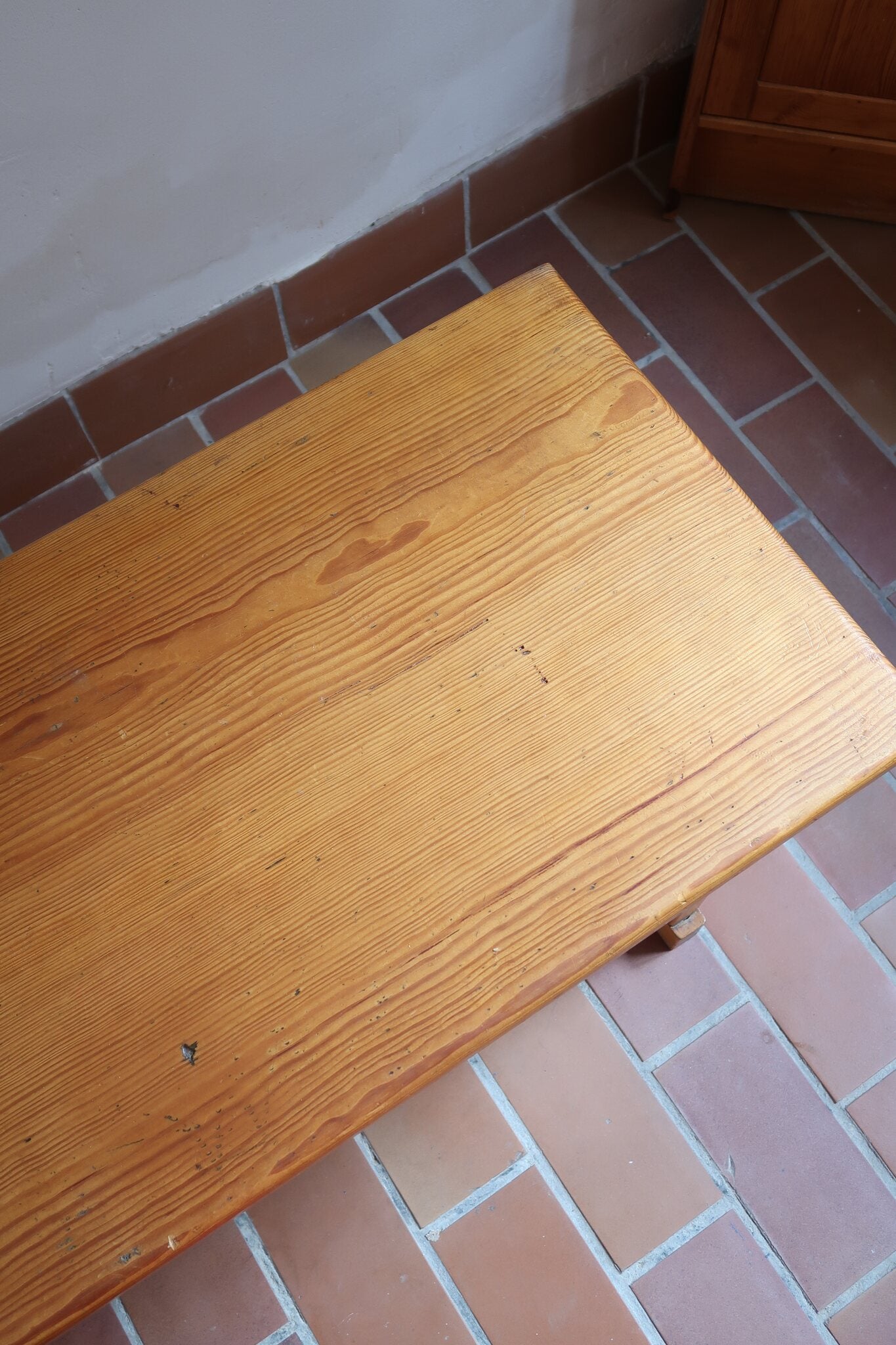 Table basse vintage en pin massif, plateau épais, piétement à traverses chevillées, belle patine d'usage, style rustique montagne esprit Maison Regain