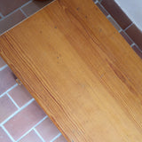 Table basse vintage en pin massif, plateau épais, piétement à traverses chevillées, belle patine d'usage, style rustique montagne esprit Maison Regain