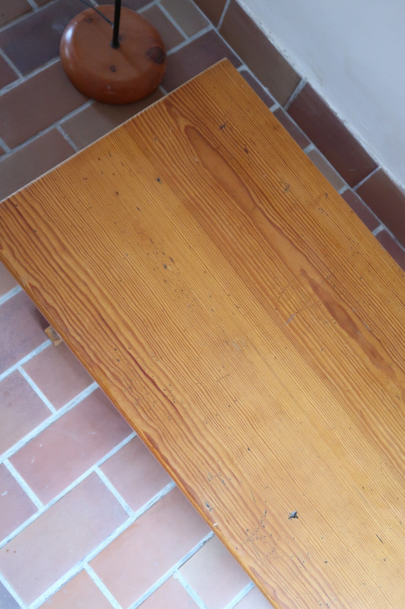 Table basse vintage en pin massif, plateau épais, piétement à traverses chevillées, belle patine d'usage, style rustique montagne esprit Maison Regain