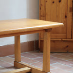 Table basse vintage en pin massif, plateau épais, piétement à traverses chevillées, belle patine d'usage, style rustique montagne esprit Maison Regain