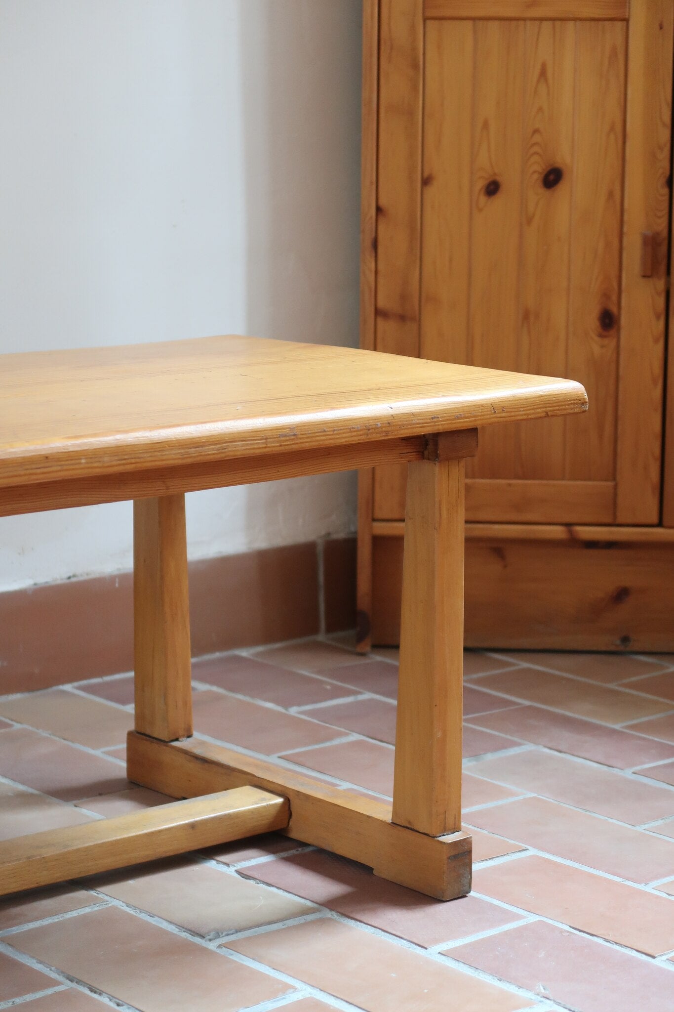 Table basse vintage en pin massif, plateau épais, piétement à traverses chevillées, belle patine d'usage, style rustique montagne esprit Maison Regain