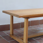Table basse vintage en pin massif, plateau épais, piétement à traverses chevillées, belle patine d'usage, style rustique montagne esprit Maison Regain
