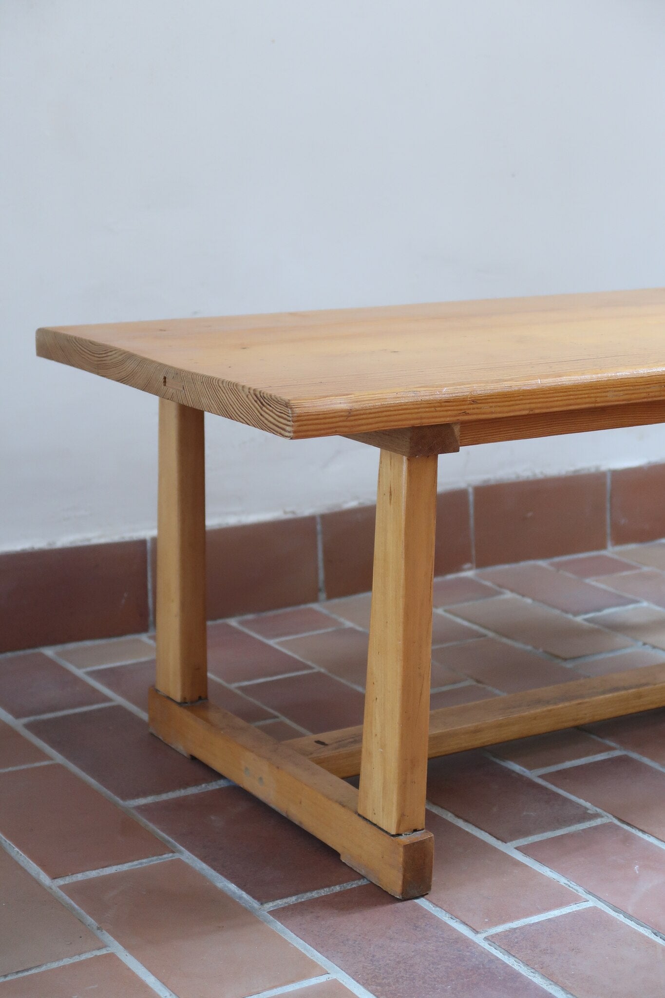 Table basse vintage en pin massif, plateau épais, piétement à traverses chevillées, belle patine d'usage, style rustique montagne esprit Maison Regain