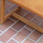 Table basse vintage en pin massif, plateau épais, piétement à traverses chevillées, belle patine d'usage, style rustique montagne esprit Maison Regain