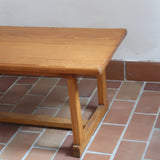 Table basse vintage en pin massif, plateau épais, piétement à traverses chevillées, belle patine d'usage, style rustique montagne esprit Maison Regain