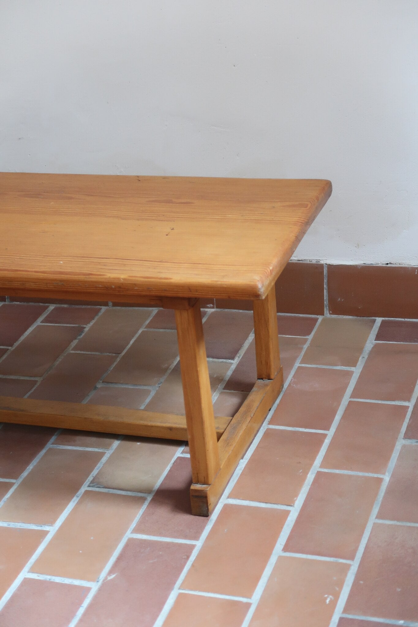 Table basse vintage en pin massif, plateau épais, piétement à traverses chevillées, belle patine d'usage, style rustique montagne esprit Maison Regain