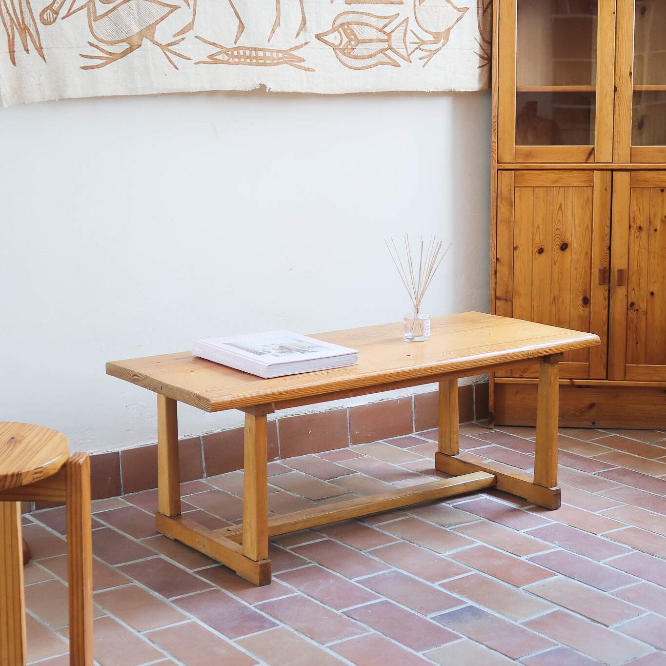 Table basse vintage en pin massif, plateau épais, piétement à traverses chevillées, belle patine d'usage, style rustique montagne esprit Maison Regain
